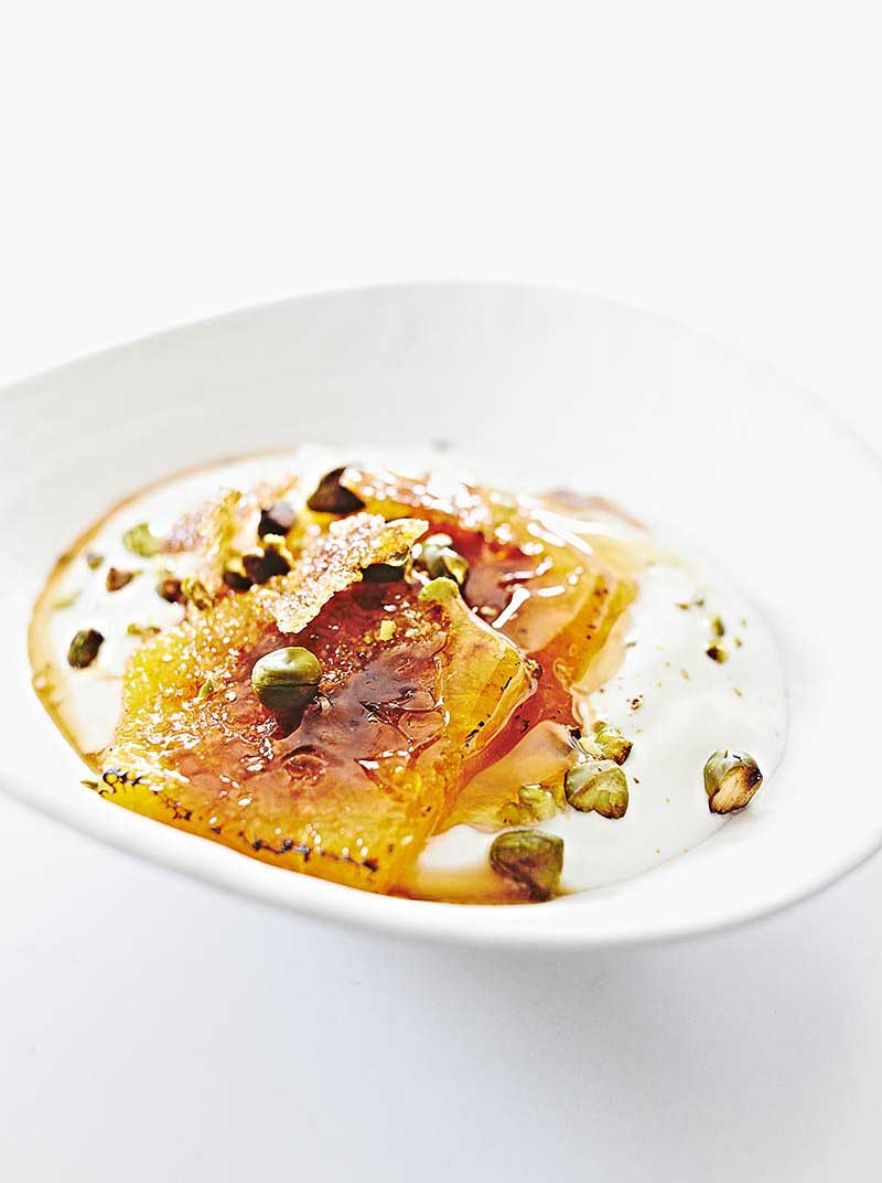 Moderne Foodfotografie luftig und hell karamellisierte Orangen mit griechischem Joghurt